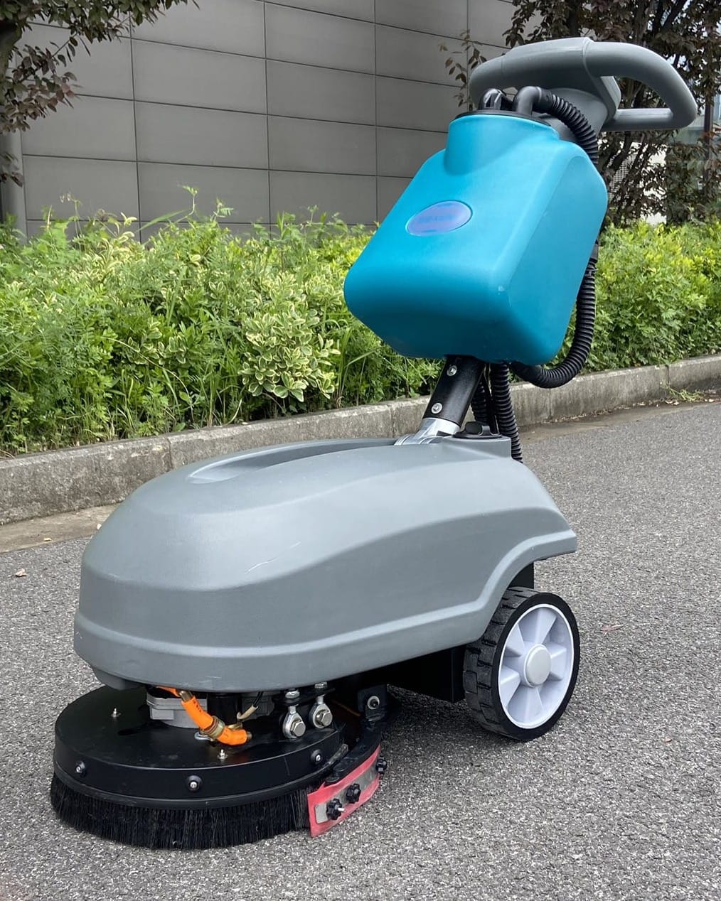 GRANDEZA M-217 Walk Behind Compact Scrubber Drier - Image 4